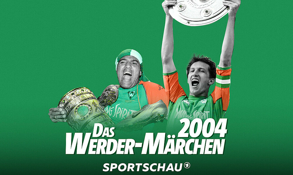 Ailton hält den DFB-Pokal im Arm, Frank Baumann streckt die Meisterschale in die Luft. Grüner Hintergrund mit weißer Schrift: 