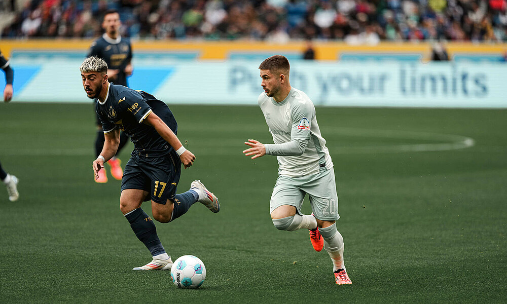 Romano Schmid mit Ball am Fu0. 