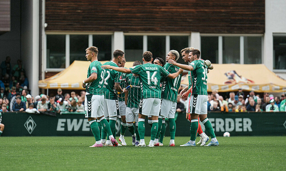 Die Spieler stehen gemeinsam im Kreis. 