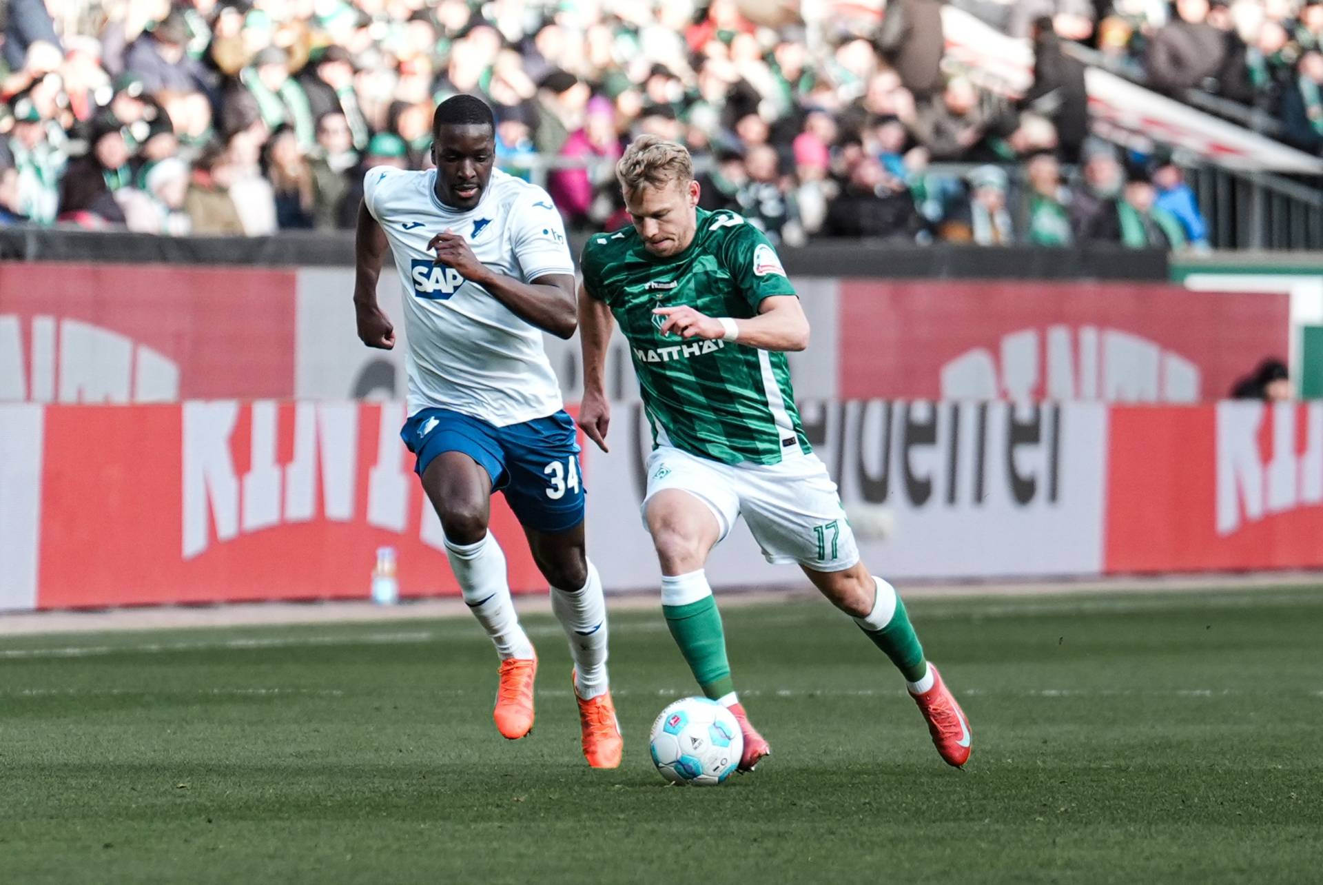 Marco Grüll im Zweikampf mit einem Hoffenheim-Spieler.