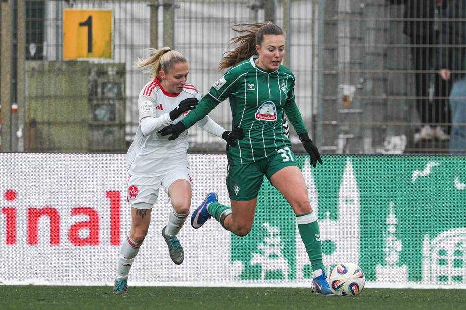 Mara Alber im Laufduell mit einer Spielerin des 1. FC Nürnberg.