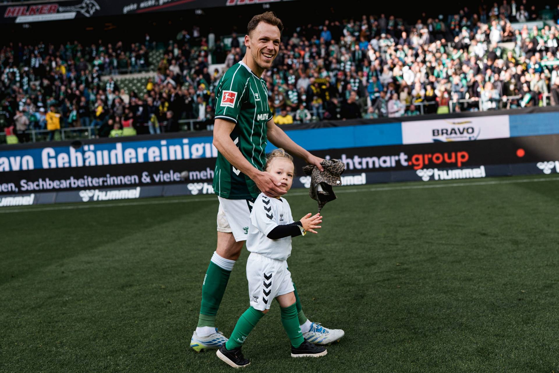 Senne Lynen auf den Weg auf den Platz beim Heimspiel gegen Dortmund mit seiner Tochter.