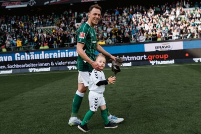 Senne Lynen auf den Weg auf den Platz beim Heimspiel gegen Dortmund mit seiner Tochter.