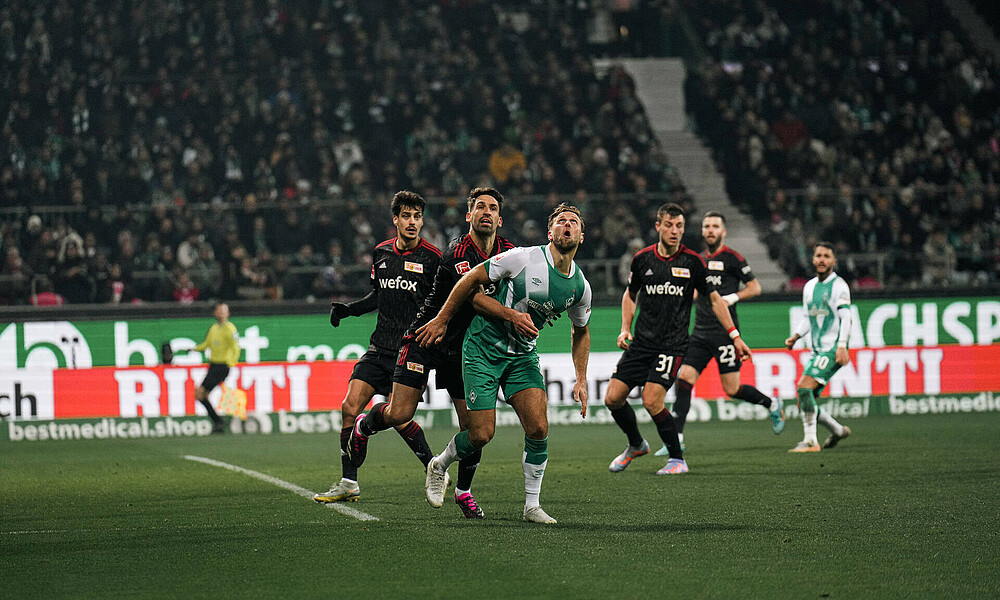 null Niclas Füllkrug im Zweikampf mit Rani Khedira.