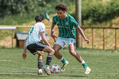 Ein Werder-Nachwuchsspieler im Zweikampf mit einem Gegenspieler.