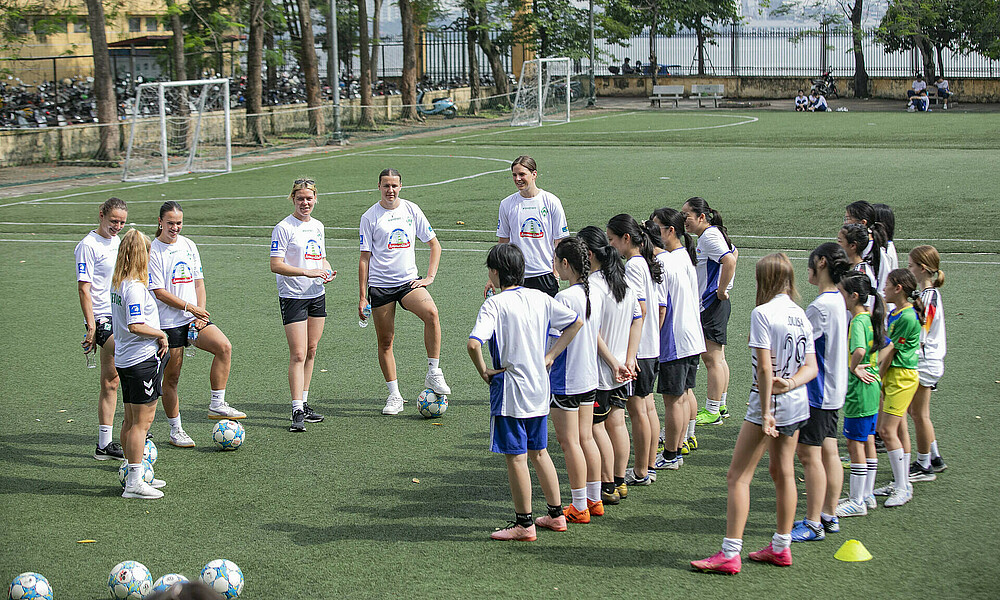 Die Frauen beim Training mit den Kids. 