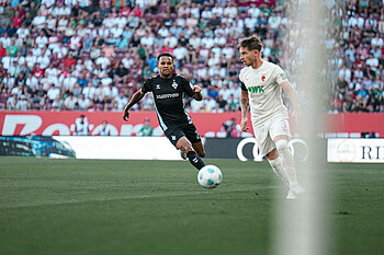 Felix Agu mit Blick auf den Ball. 