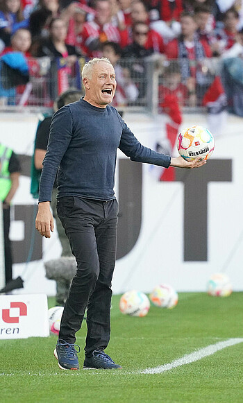 null Christin Streich mit einem Ball in der Hand.