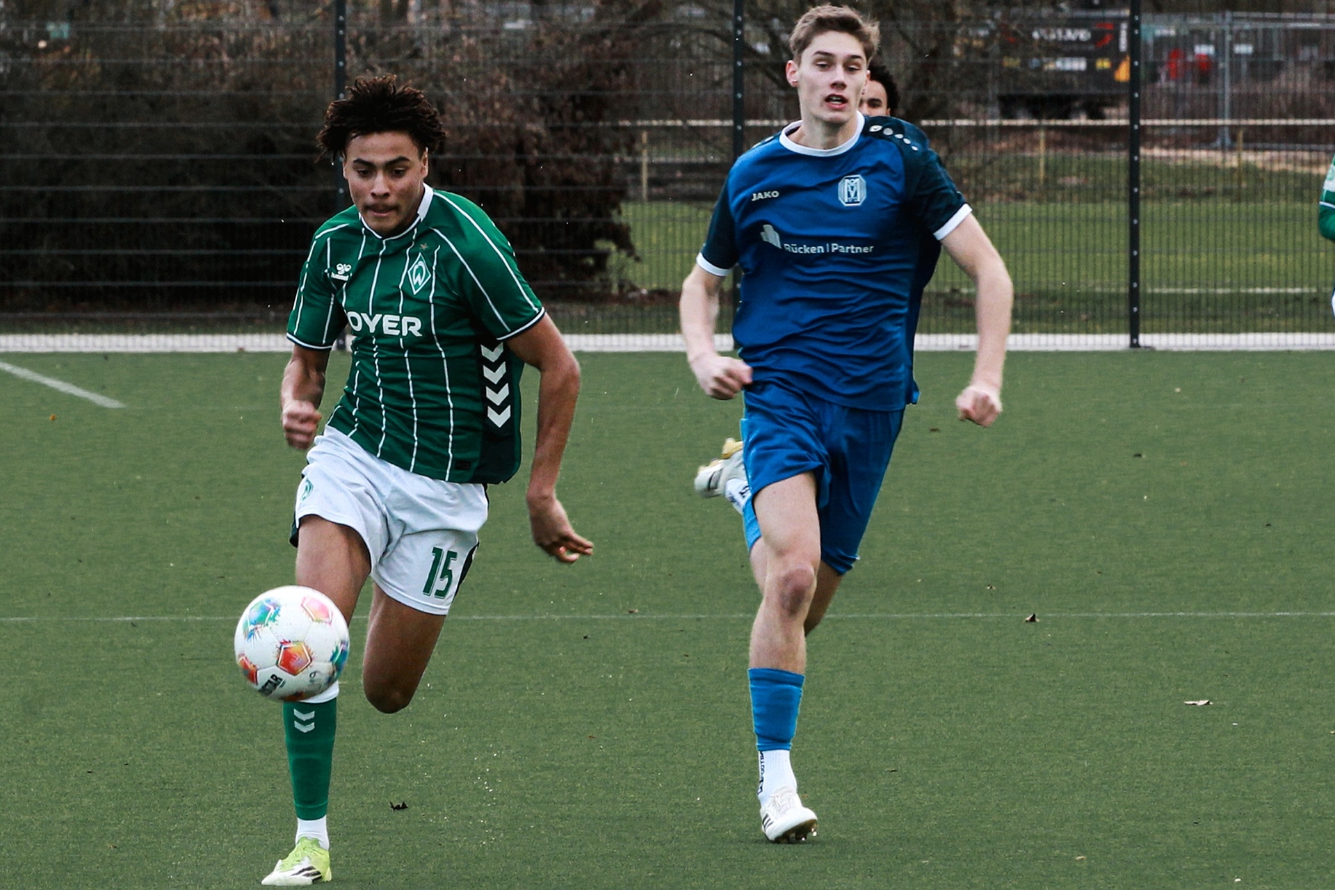 Mario Mbassi im Laufduell mit einem Spieler des SV Meppen.