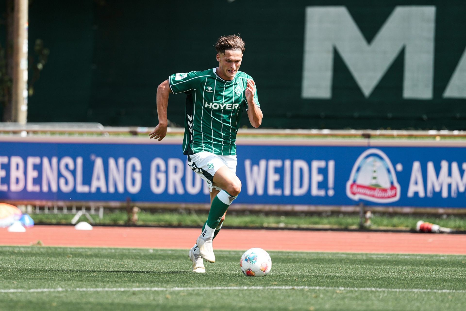 Ein U19-Spieler mit dem Ball am Fuß.