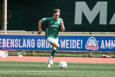 Ein U19-Spieler mit dem Ball am Fuß.
