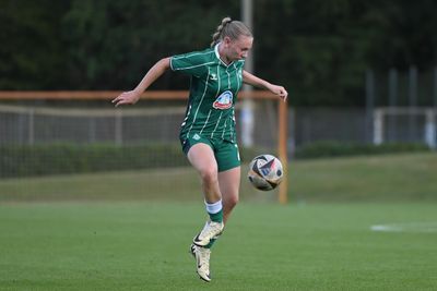 Die U17-Spielerin nimmt den Ball an.