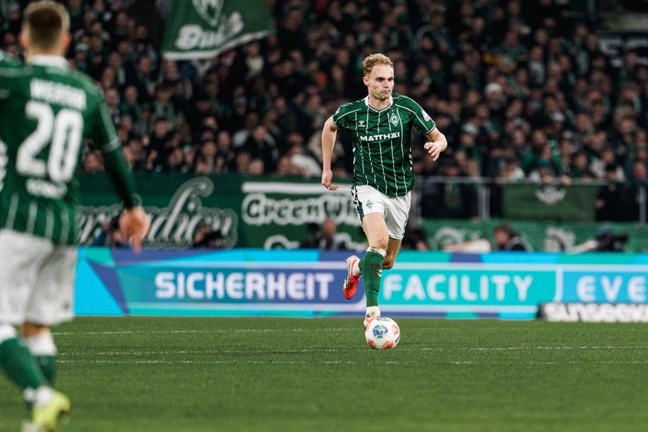 Amos Pieper mit Ball am Fuß.