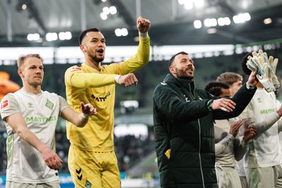 Mio Backhaus jubelt vor der Gästekurve gemeinsam mit Markus Kolke und Marco Grüll.