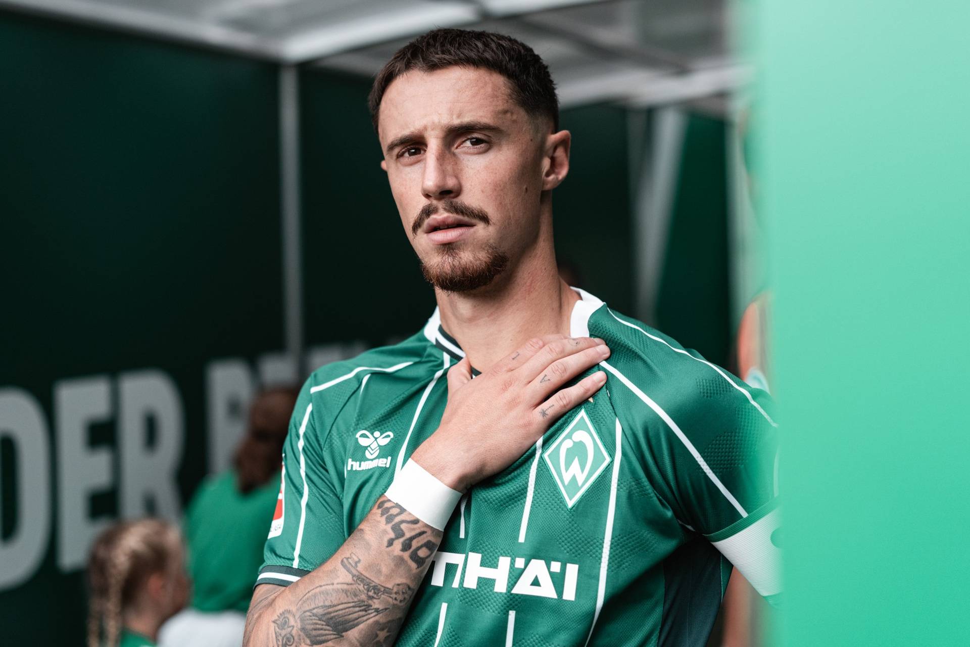 Marco Friedl im Spielertunnel im Werder-Trikot mit Blick ins Stadion.