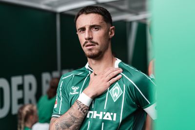 Marco Friedl im Spielertunnel im Werder-Trikot mit Blick ins Stadion.