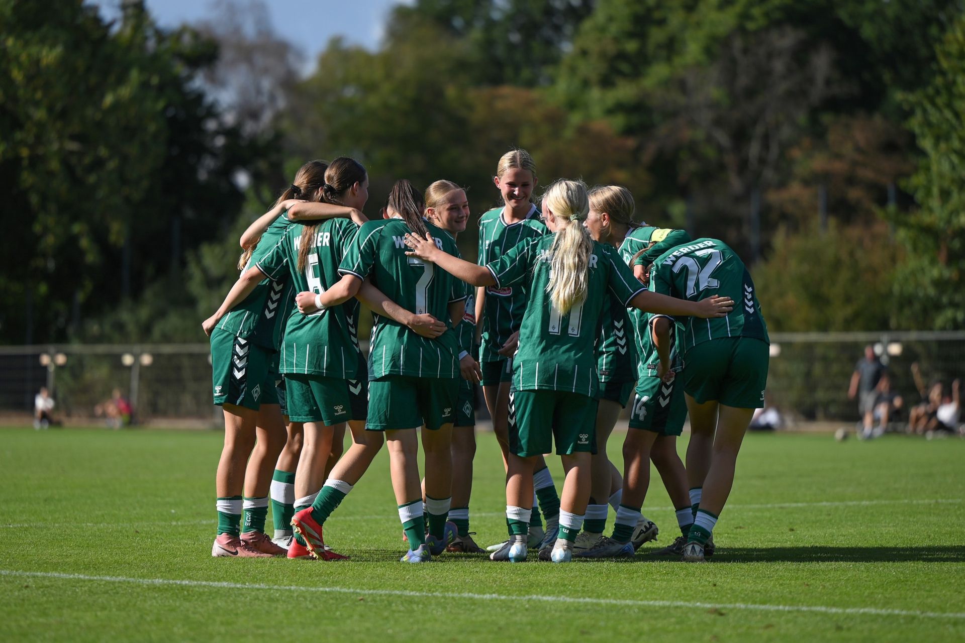 Die Spielerinnen der U17 umarmen sich lachend.