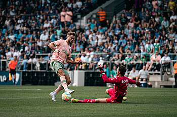 Niclas Füllkrug legt den Ball an Bochums Torwart Manuel Riemann vorbei.