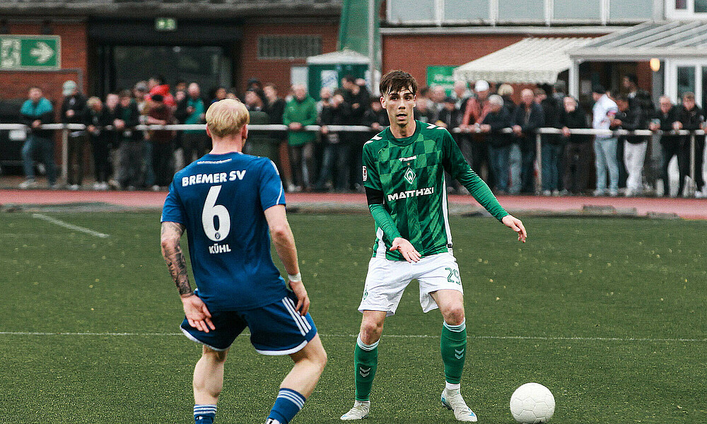 Levi Wagner mit Ball am Fuß. 