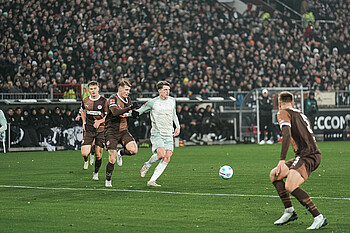 Jens Stage im Duell mit zwei Spielern vom FC St. Pauli. 