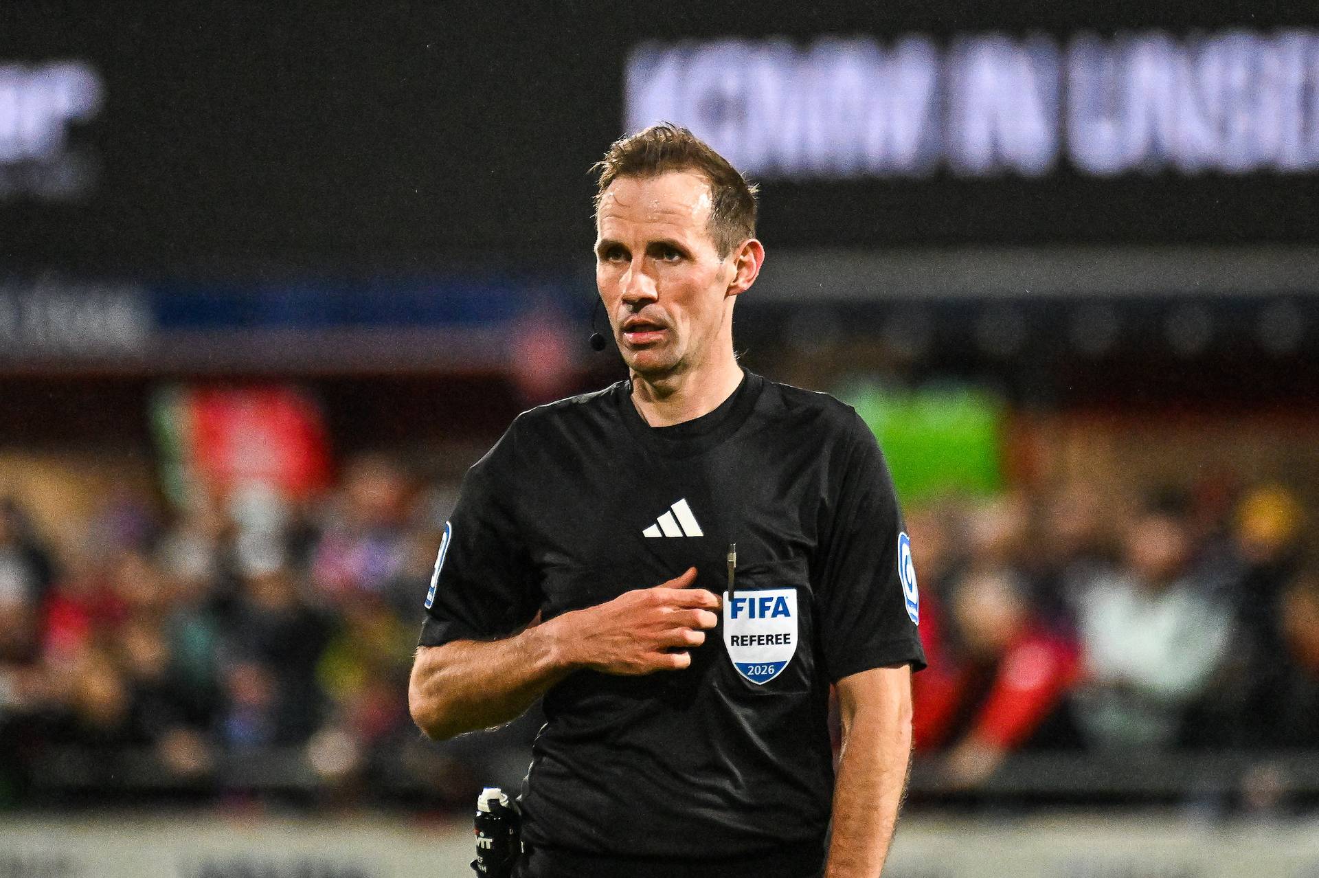 Schiedsrichter Sascha Stegemann im schwatzen Trikot.