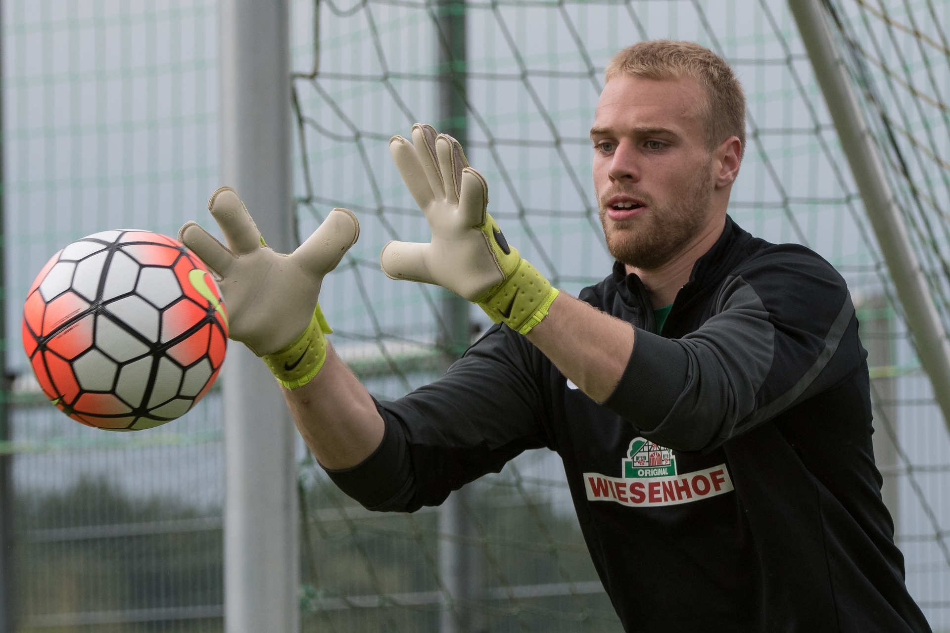 Tom Pachulski streckt seine Hände aus, um einen Ball zu fangen.