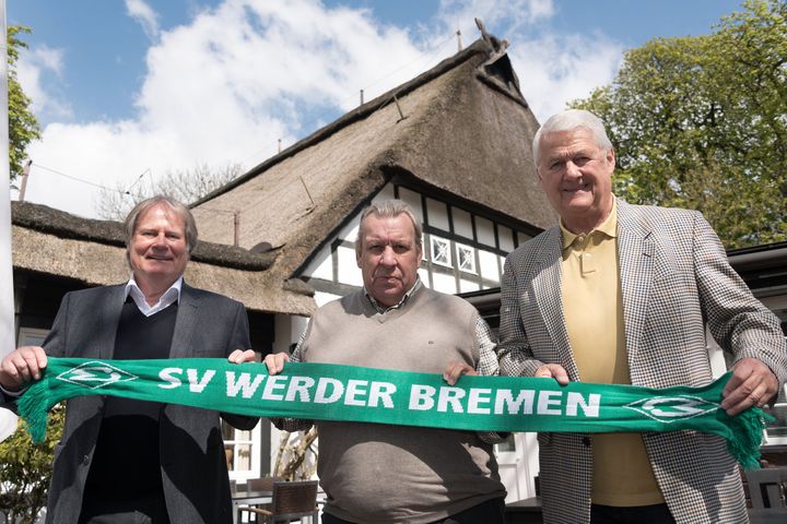 Hans Schulz, Horst-Dieter Höttges und Max Lorenz halten einen Werder-Schal.