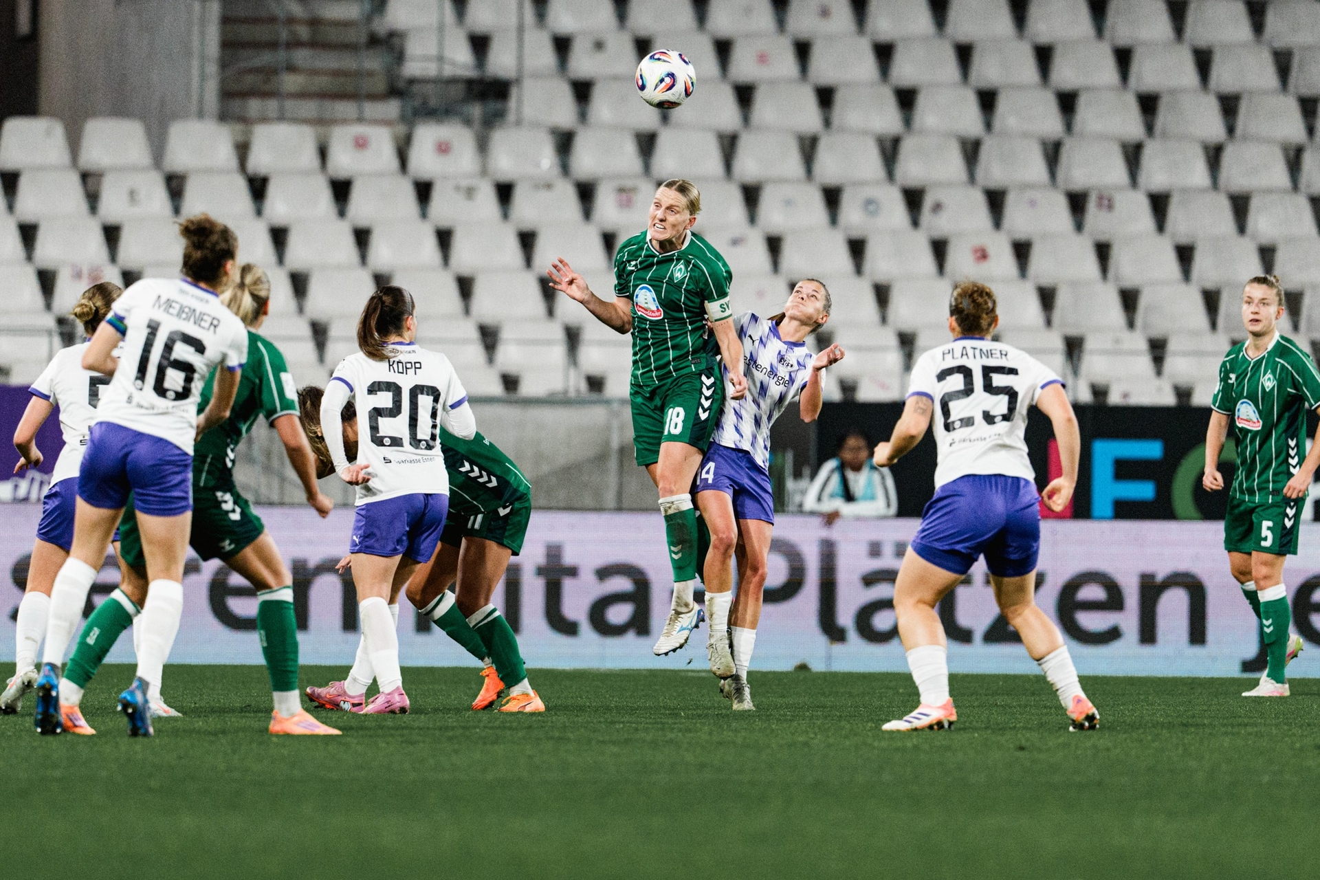 Lina Hausicke im Kopfball-Duell im Spiel gegen die SGS Essen.