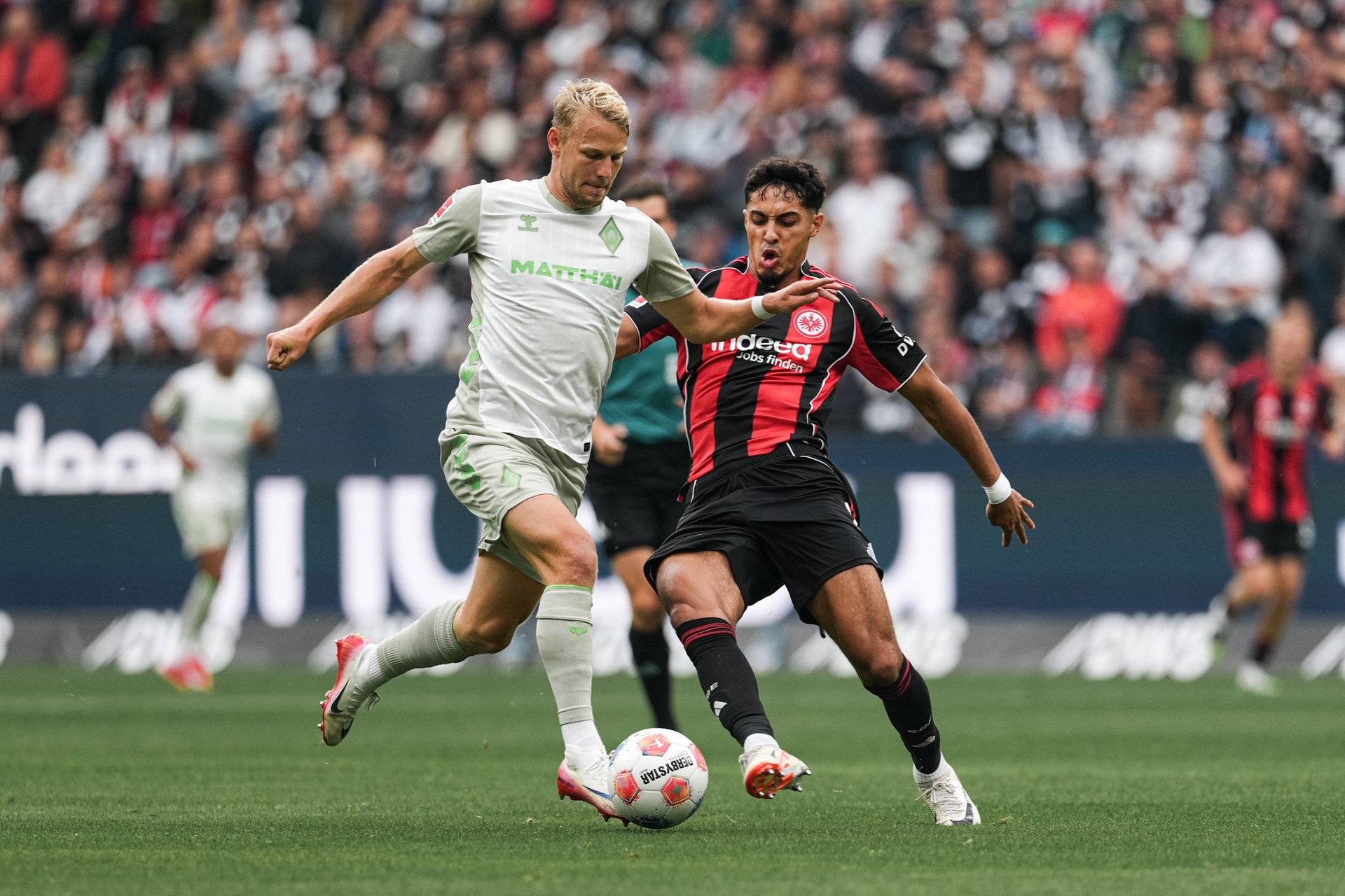 Marco Grüll im Zweikampf um den Ball mit einem Frankfurt-Spieler.