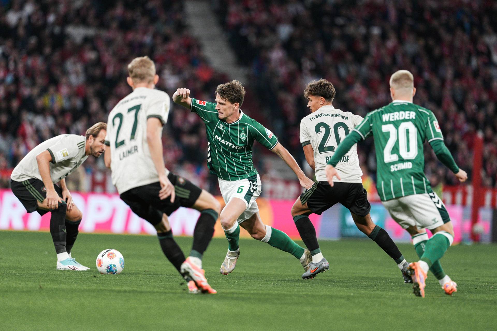 Jens Stage im Kampf um den Ball mit mehr