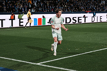 Jens Stage jubelt beim Spiel in Bochum. 