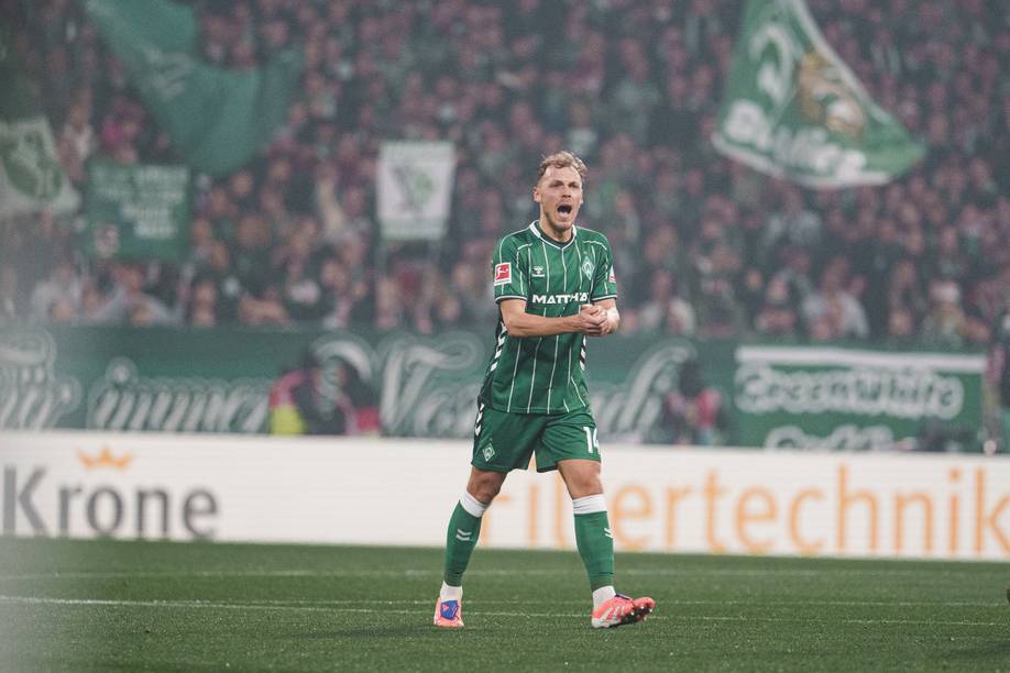 Senne Lynen ruft auf dem Platz lautstark und reibt sich die Hände.