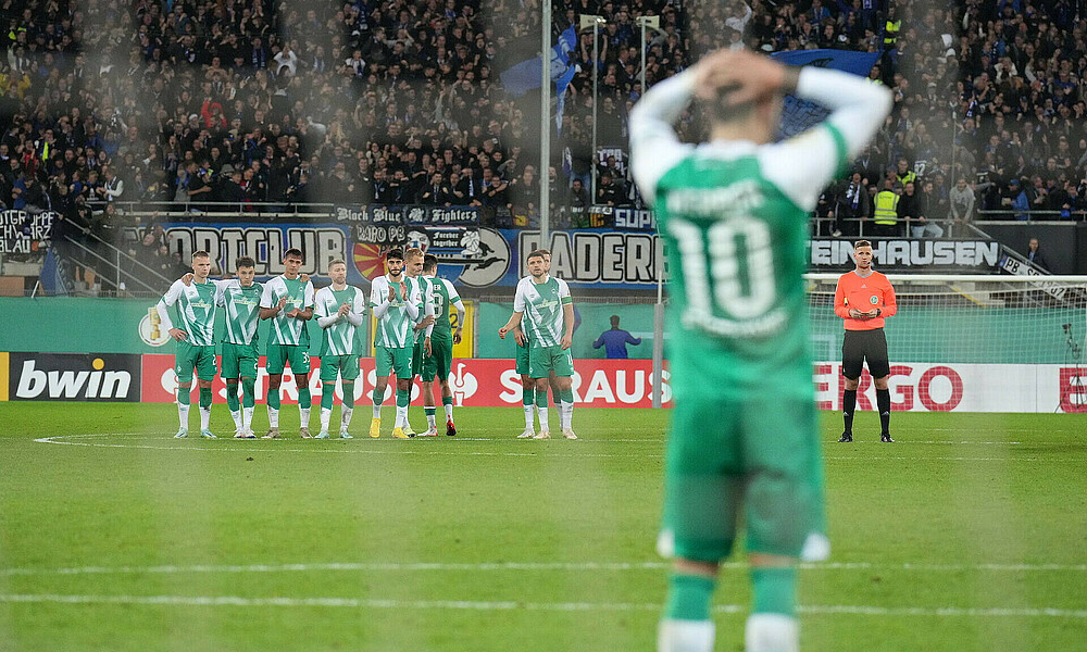 Leonardo Bittencourt schlägt die Hände über dem Kopf zusammen.