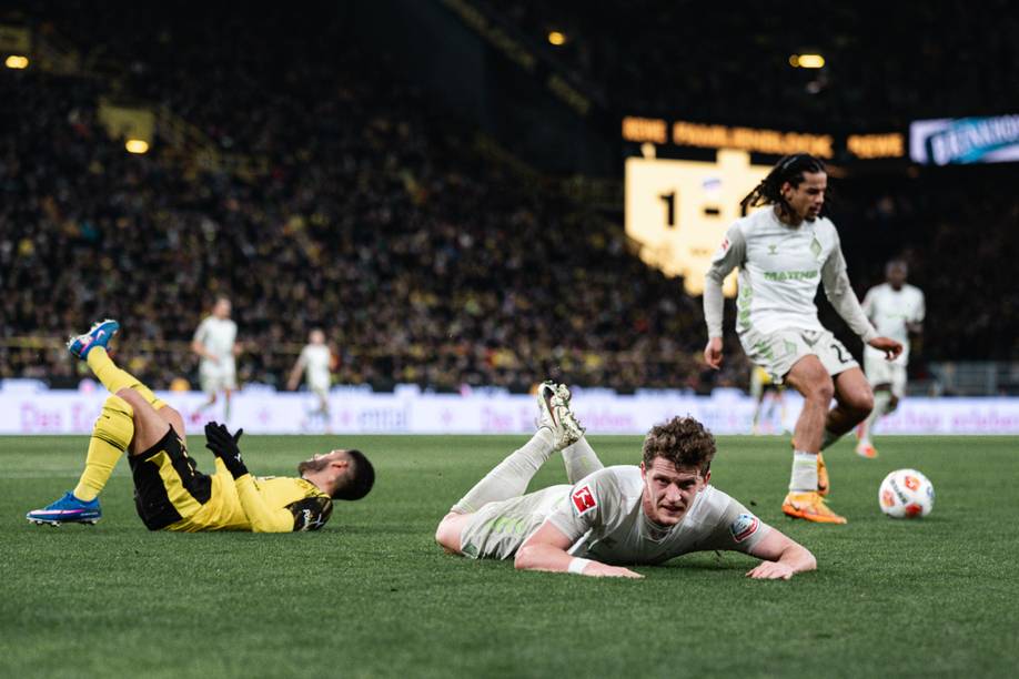 Jens Stage liegt auf dem Boden.