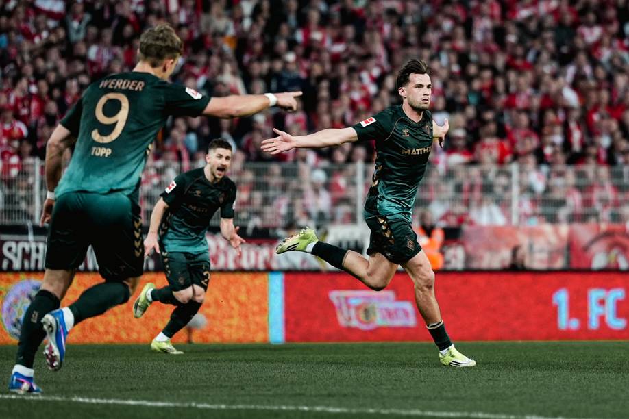 Olivier Deman jubelt nach seinem Tor in in Berlin.