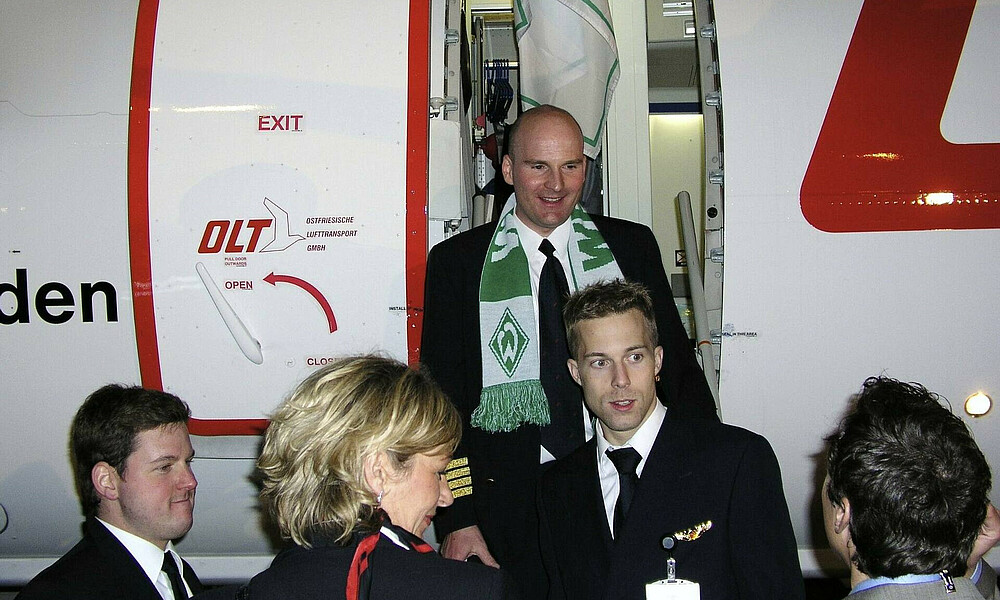 null Markus Joost steigt aus dem Flugzeug.