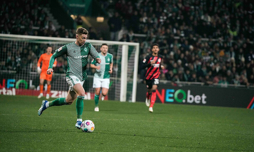 Mitchell Weiser mit Ball am Fuß. 