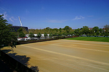 null Trainingsplatz 4 unter einer Abdeckung um den Rasen zu schonen.