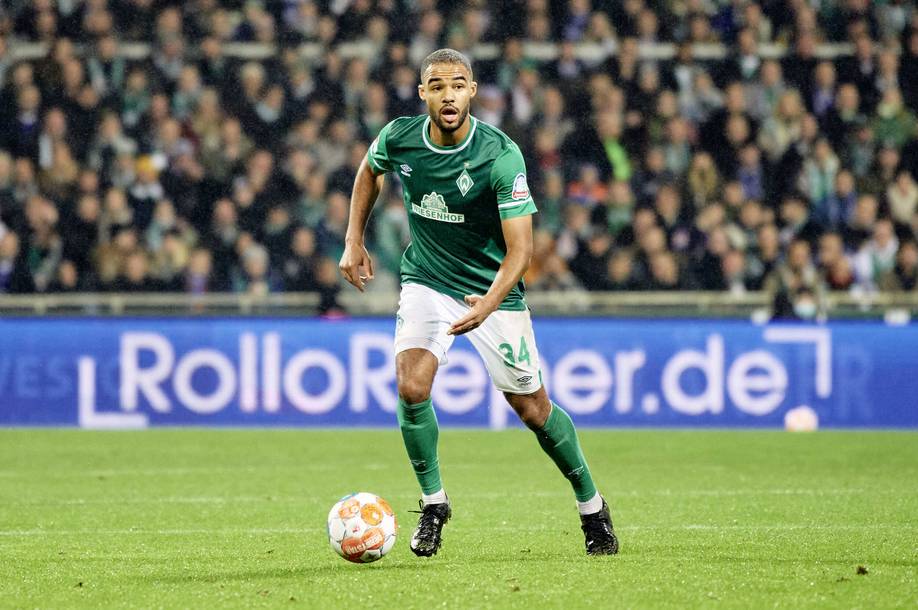Jean Manuel Mbom im Werder-Trikot mit dem Ball am Fuß.