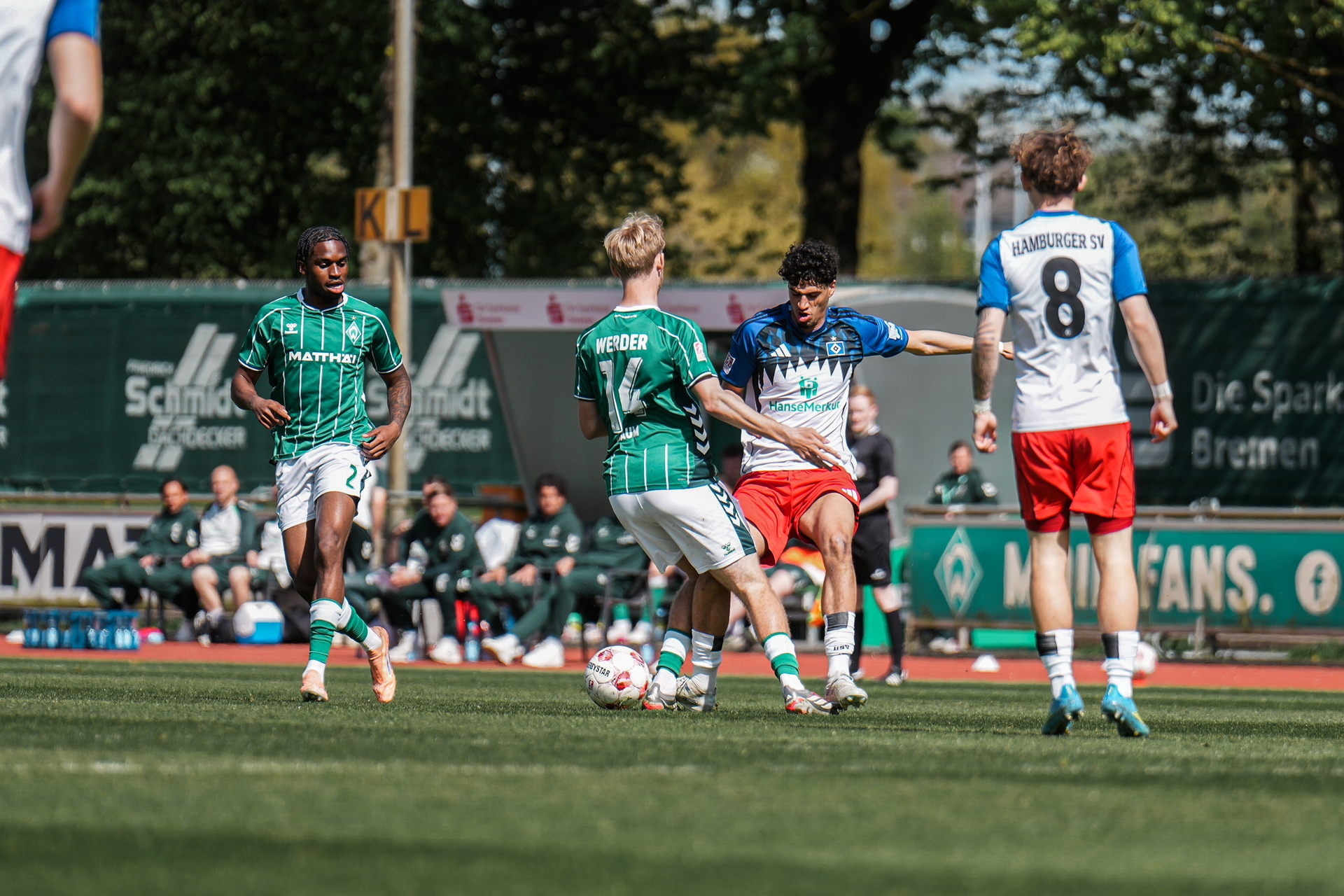 Lennart Baum und ein Spieler im HSV-Trikot kämpfen um den Ball.