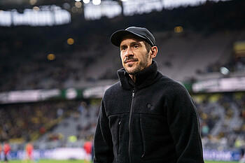 Julian Schuster am Seitenrand. 