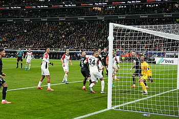 null Der Kopfball von Niklas Stark fliegt Richtung langer Pfosten.