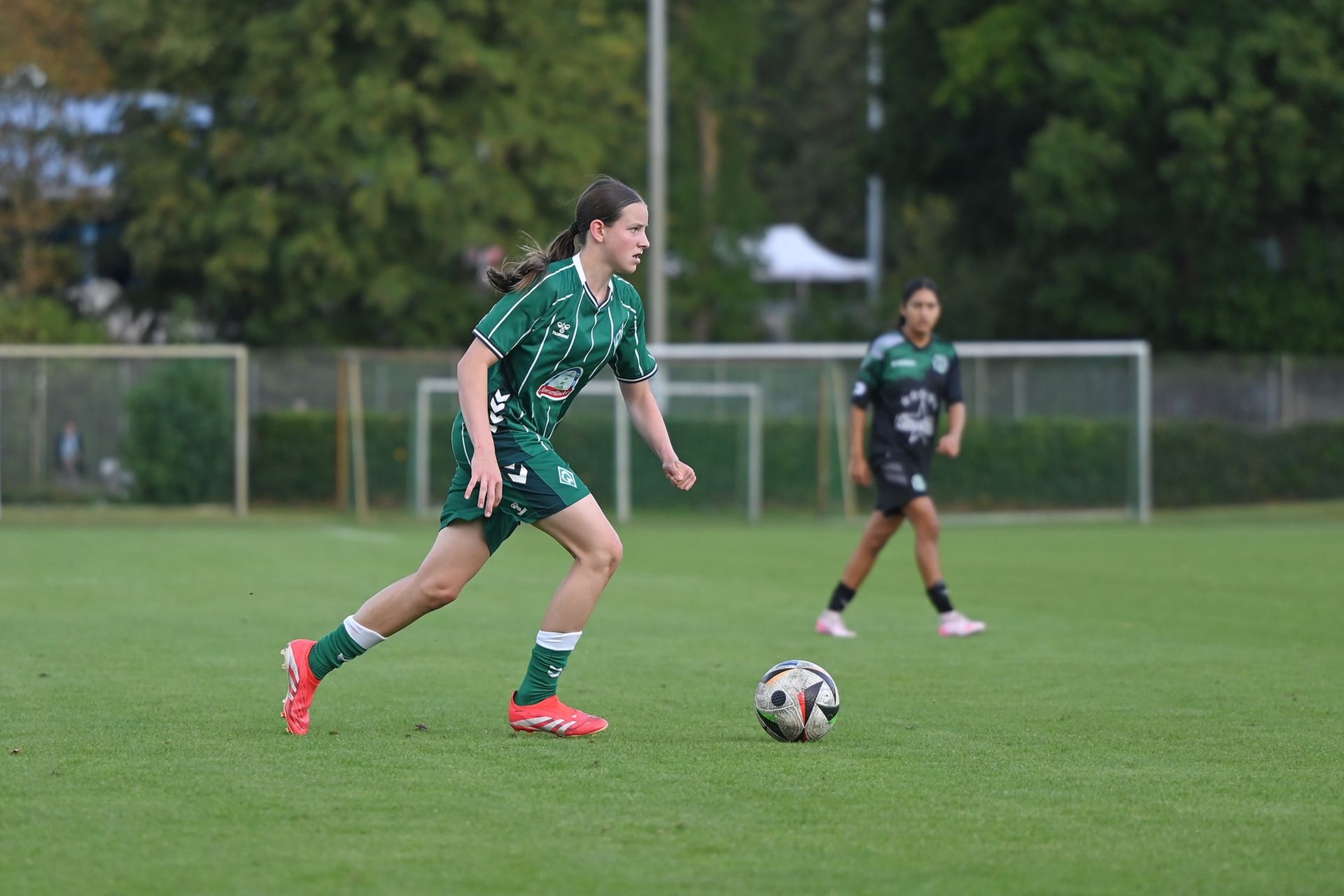 Eine Spielerin der U17 des SVW läuft mit dem Ball in die rechte Bildhälfte