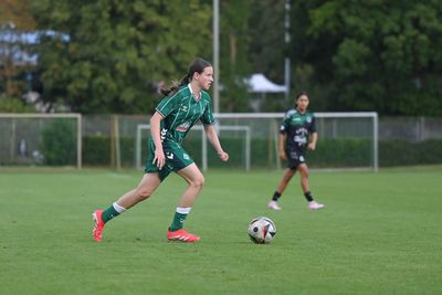 Eine Spielerin der U17 des SVW läuft mit dem Ball in die rechte Bildhälfte