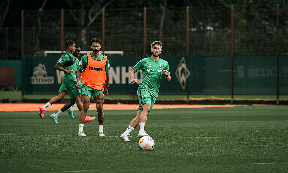 Romano Schmid mit Ball am Fuß auf dem Trainingsplatz. 