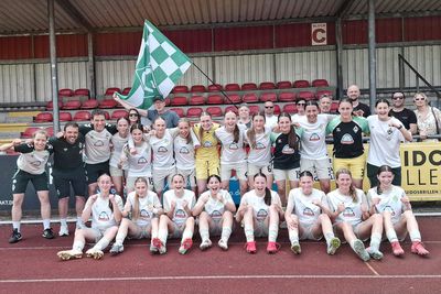 Die U17-Juniorinnen im weißen Dress jubeln auf einem Mannschaftsfoto in die Kamera