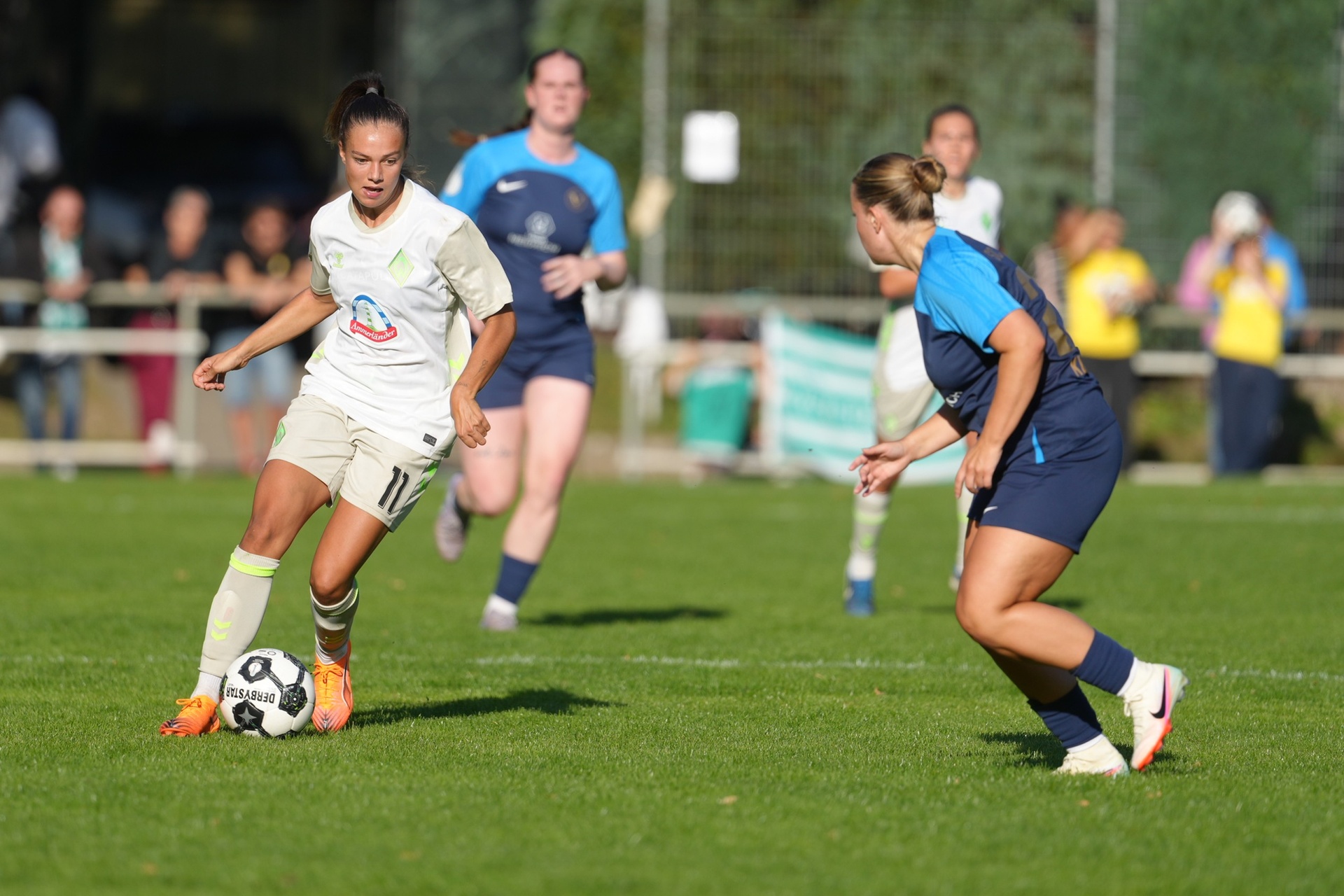 Maja Sternad im Dribbling gegen Victoria Hamburg.