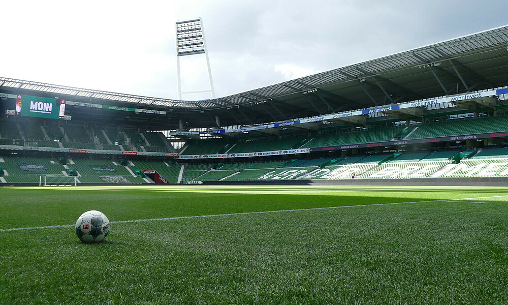 null Ein Ball liegt auf dem Rasen des wohninvest WESERSTADIONS.