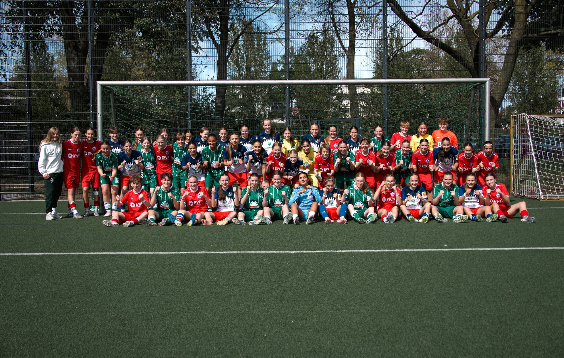 Ein großes Mannschaftsbild mit den Spielerinnen von Werder Bremen, dem HSV und Turbine Potsdam