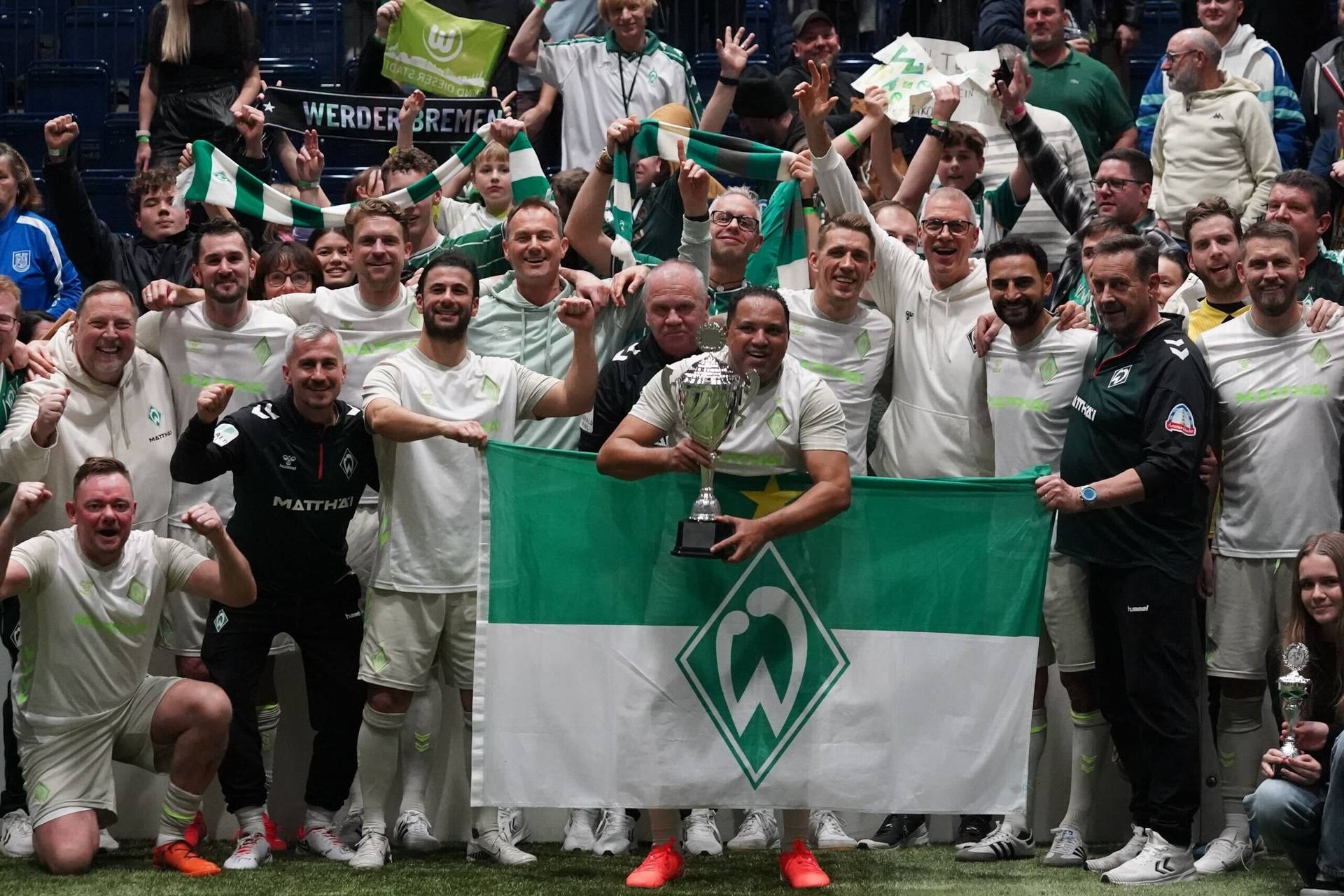 Gruppenfoto der WERDER LEGENDEN beim Legendencup in Ilsenburg. Ailton in der Mitte hält den Pokal